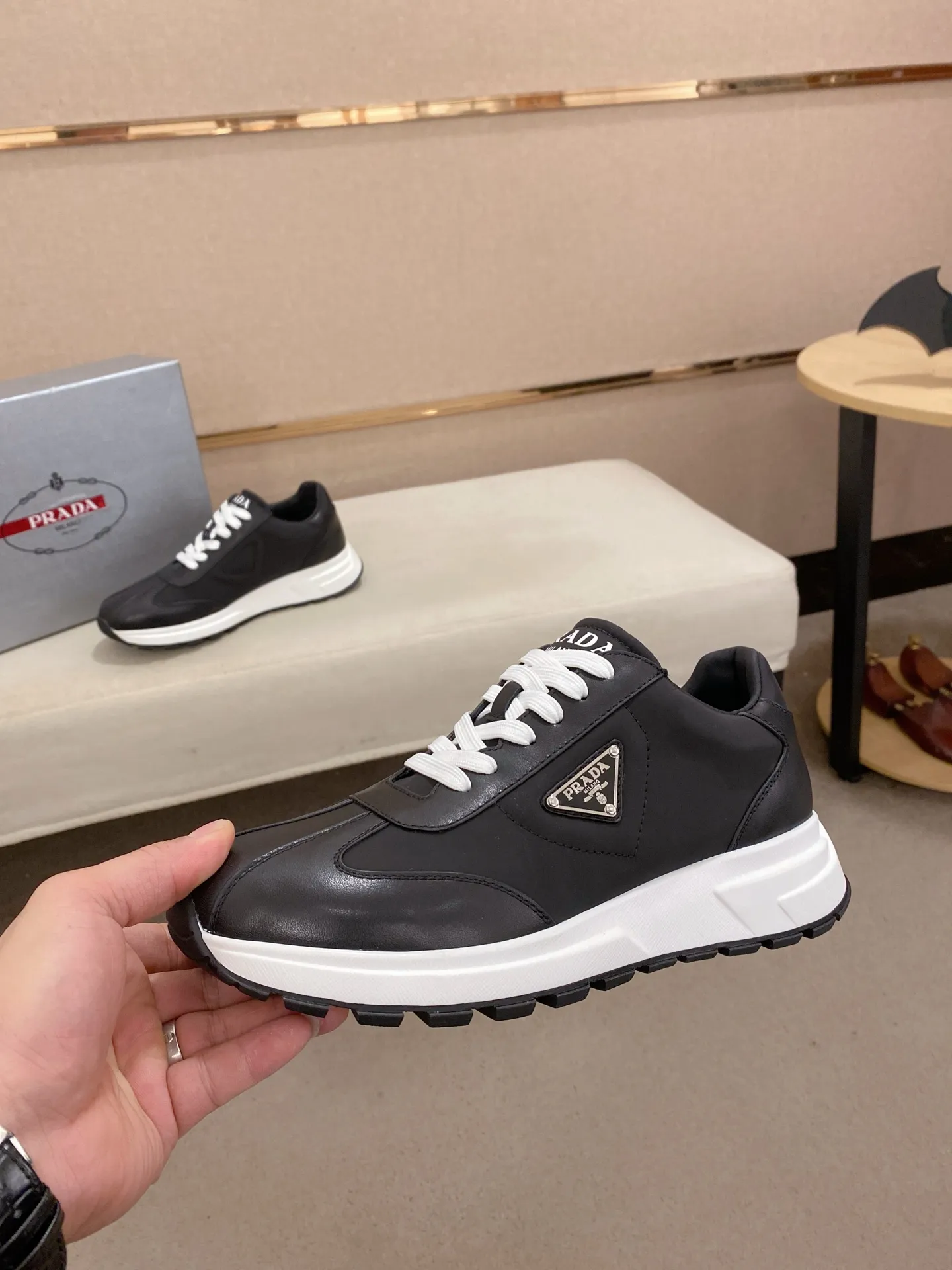 Men's shoes 💰 580💰 ✔️✔️✔️Higher version High-quality new PRADA (Prada) counters are launched simultaneously. The new men's shoes and 😘 fabrics are made of high-tech glue-spraying technology. Lining: Full cowhide lining. 👍🏿 High-end ☄️ air-cushion molded anti-slip rubber outsole, exquisite lines, simple and elegant, comfortable and high-end for leisure travel. Code number: 38 to 44 (45 can be customized and cannot be returned or exchanged)